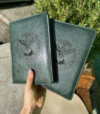 Блокнот глянець зелений а5 з гравіюванням емблеми під замовлення