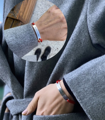 Браслет на червоній мотузці з гравіюванням під замовлення