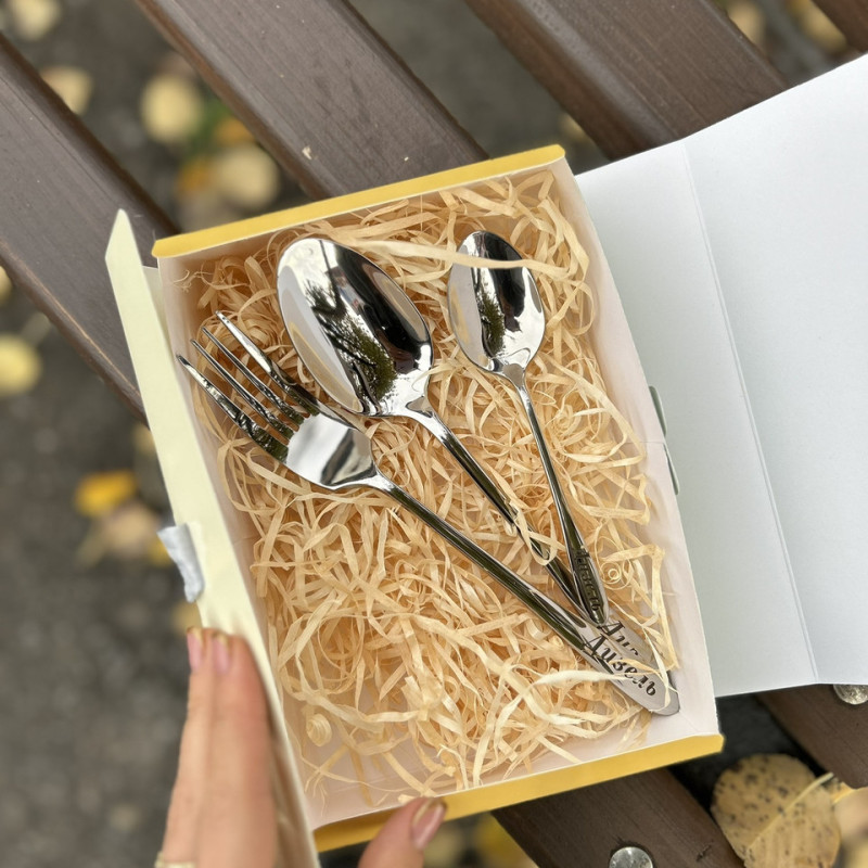 Іменний набір столових приборів. Ложка, виделка, чайна ложка в коробці, під замовлення