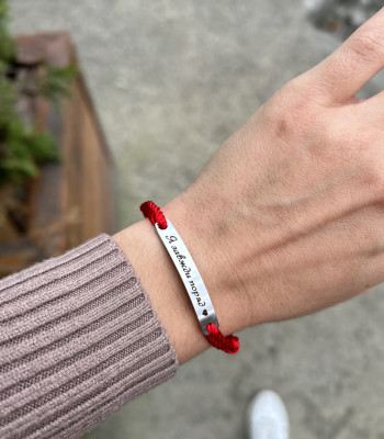 Браслет на червоній мотузці з гравіюванням