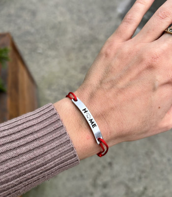 Браслет на червоній мотузці з гравіюванням