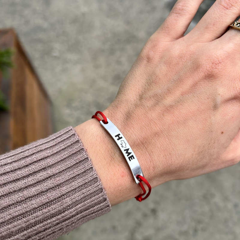 Браслет на червоній мотузці з гравіюванням