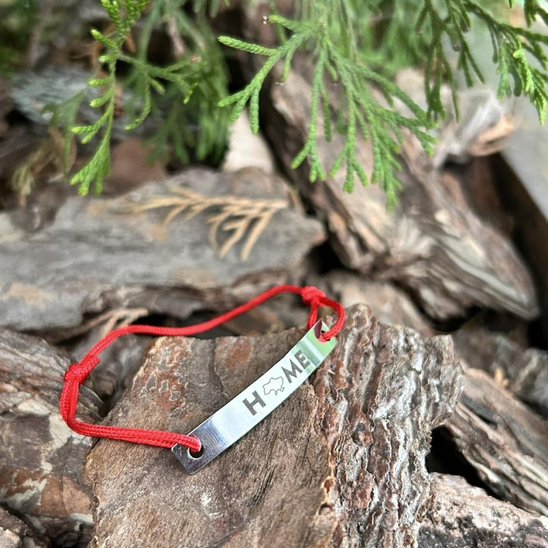 Браслет на червоній мотузці з гравіюванням