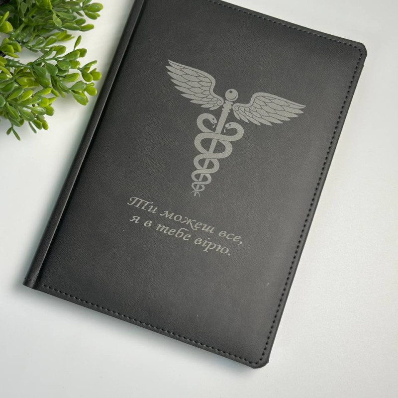 Іменний блокнот лікарю з персоналізованим гравіюванням. Синього кольору  