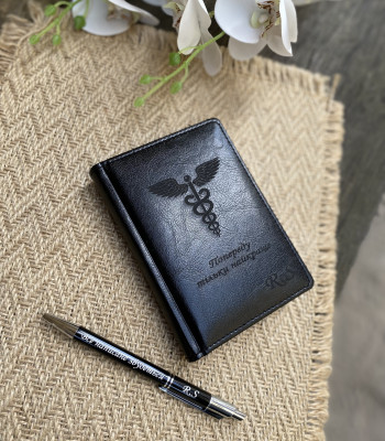 Блокнот з ручкою для лікаря